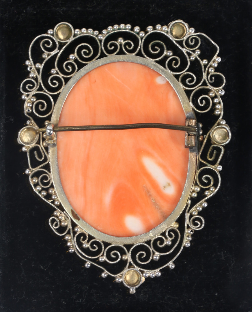 A SILVER GILT CORAL CAMEO BROOCH. - Bild 4 aus 6