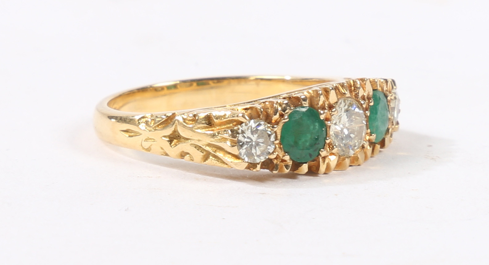 AN 18 CARAT GOLD, EMERALD AND DIAMOND RING. - Bild 5 aus 5