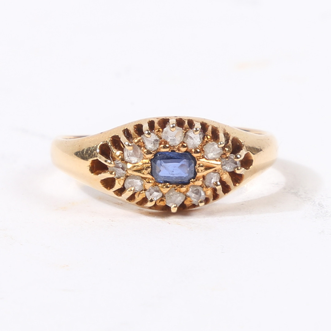 AN 18 CARAT GOLD SAPPHIRE AND DIAMOND RING.