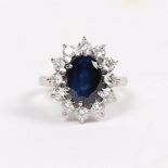 AN 18 CARAT WHITE GOLD, SAPPHIRE AND DIAMOND CLUSTER RING.