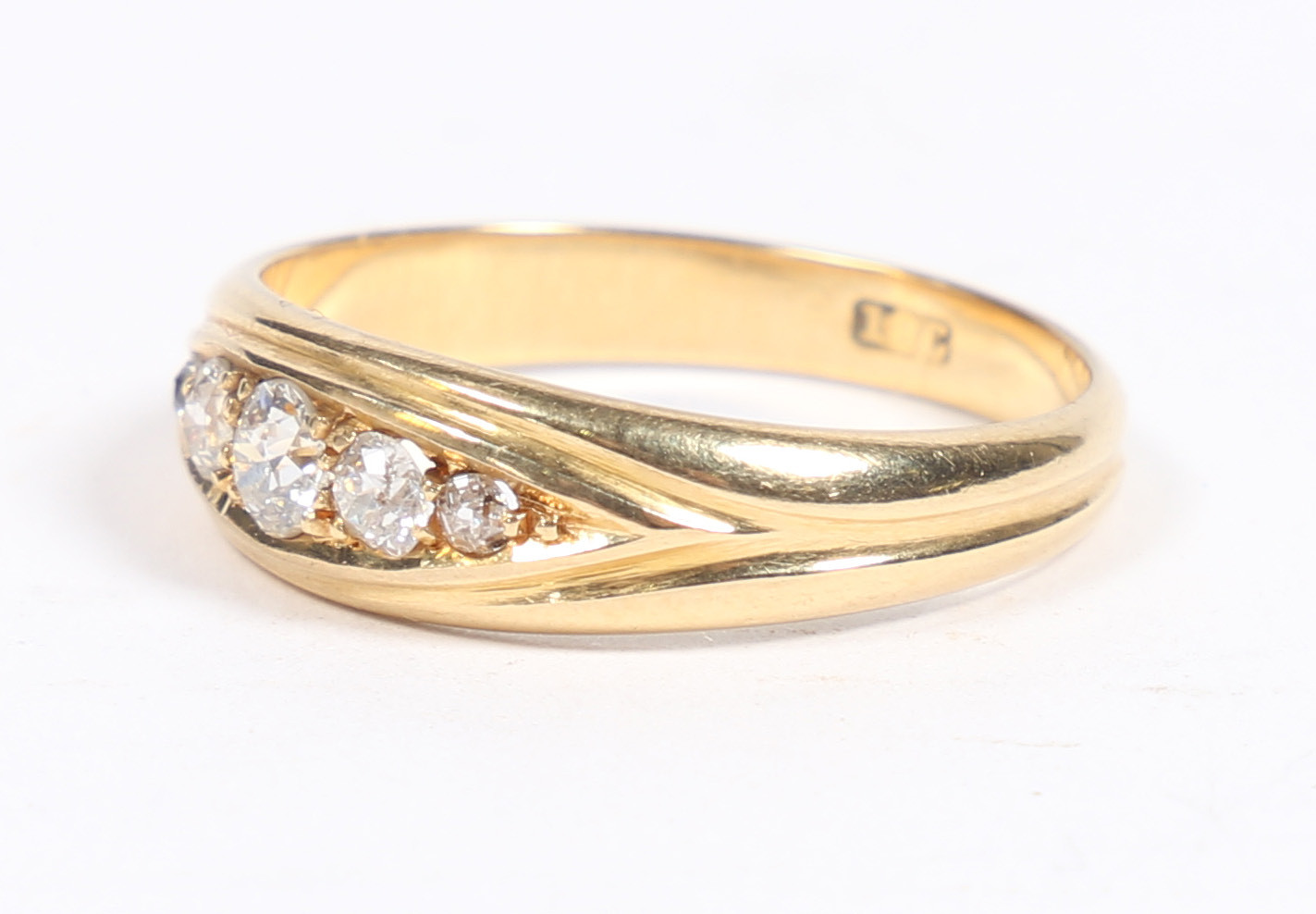 AN 18 CARAT GOLD AND DIAMOND RING. - Image 6 of 6