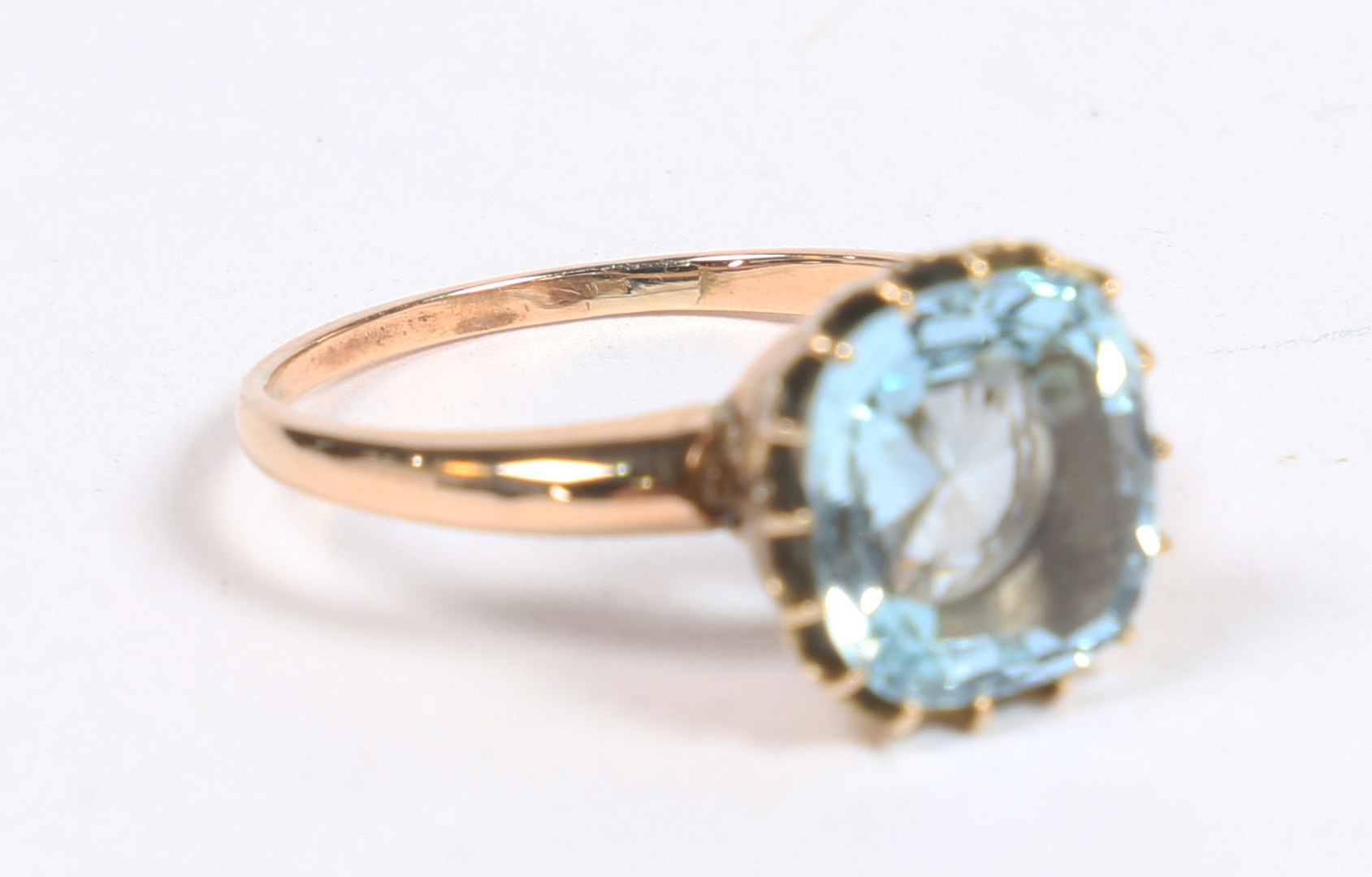 A 9 CARAT GOLD AND AQUAMARINE SOLITAIRE RING. - Bild 5 aus 5