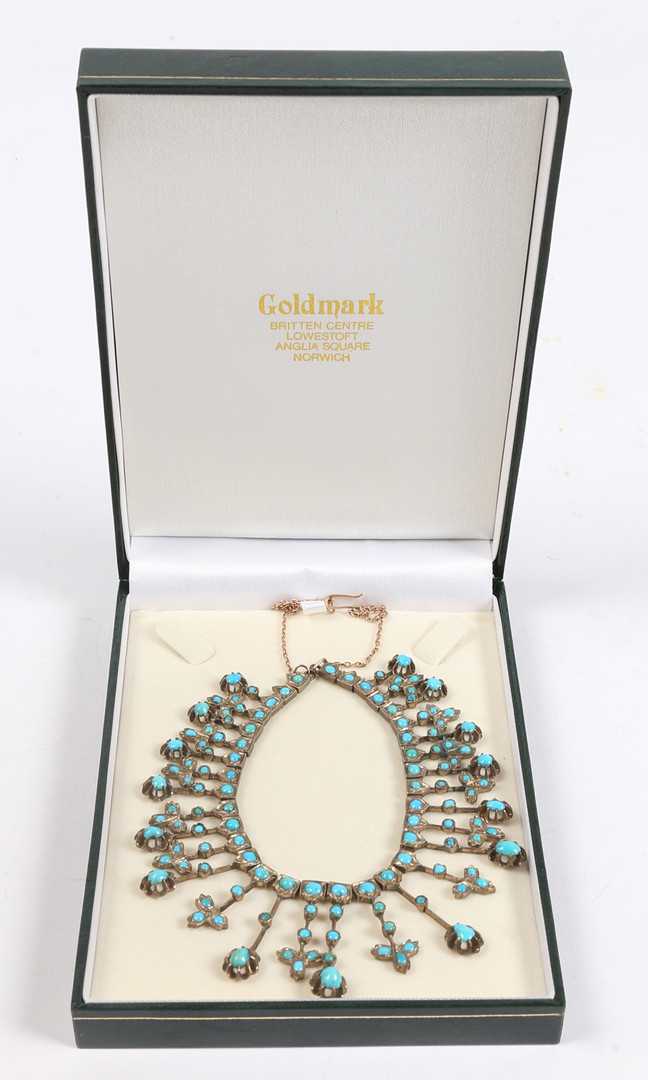 A WHITE METAL AND TURQUOISE NECKLACE. - Bild 8 aus 8