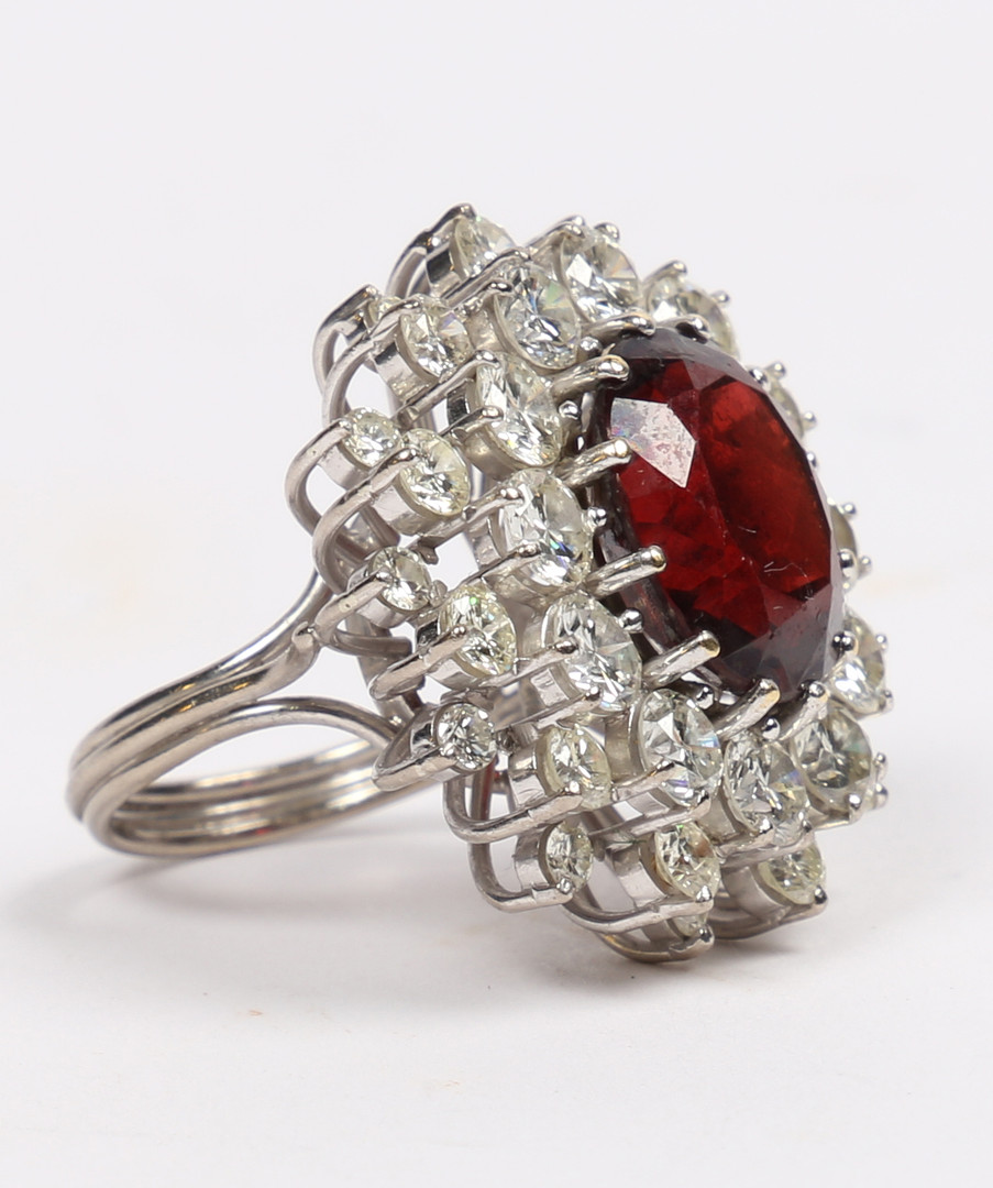 A SUBSTANTIAL DIAMOND AND GARNET CLUSTER RING. - Image 4 of 5