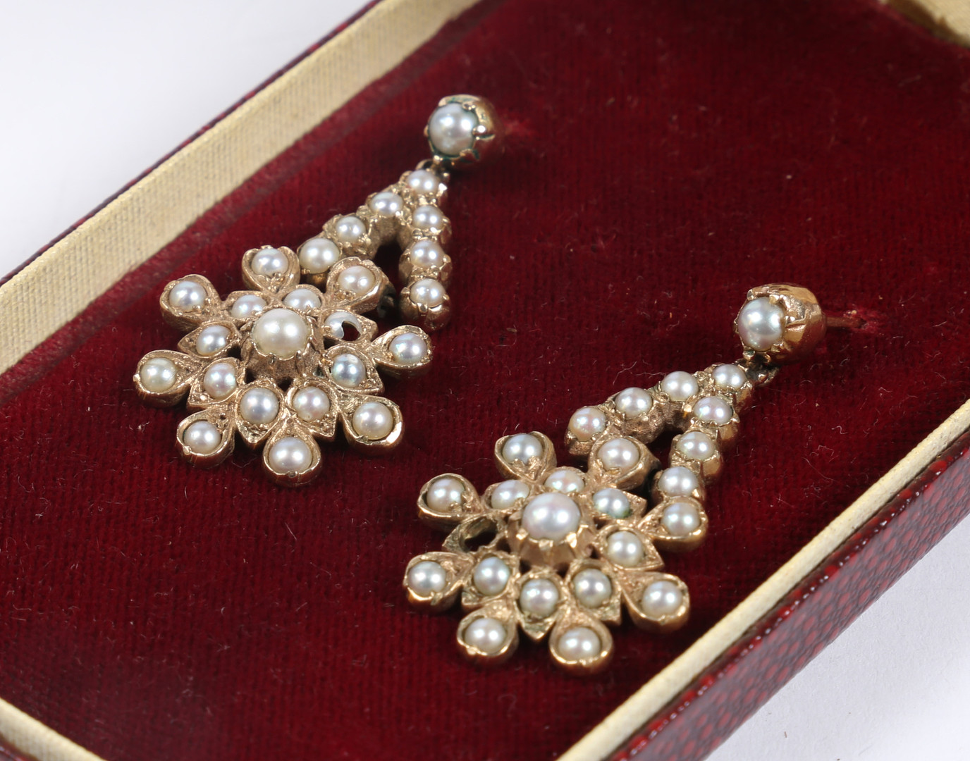 A PAIR OF YELLOW METAL AND PEARL EARRINGS. - Image 7 of 7