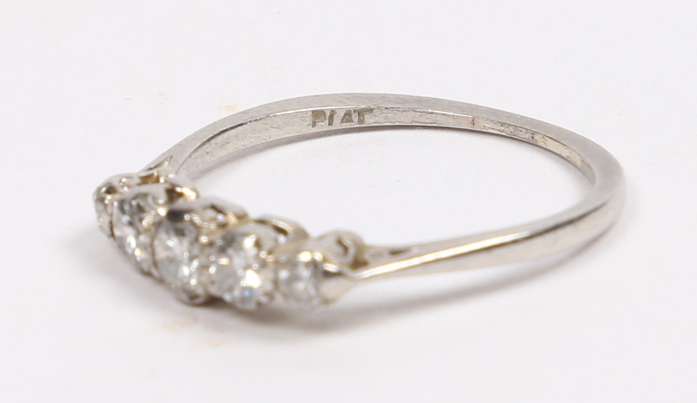 A PLATINUM AND DIAMOND RING. - Bild 3 aus 5