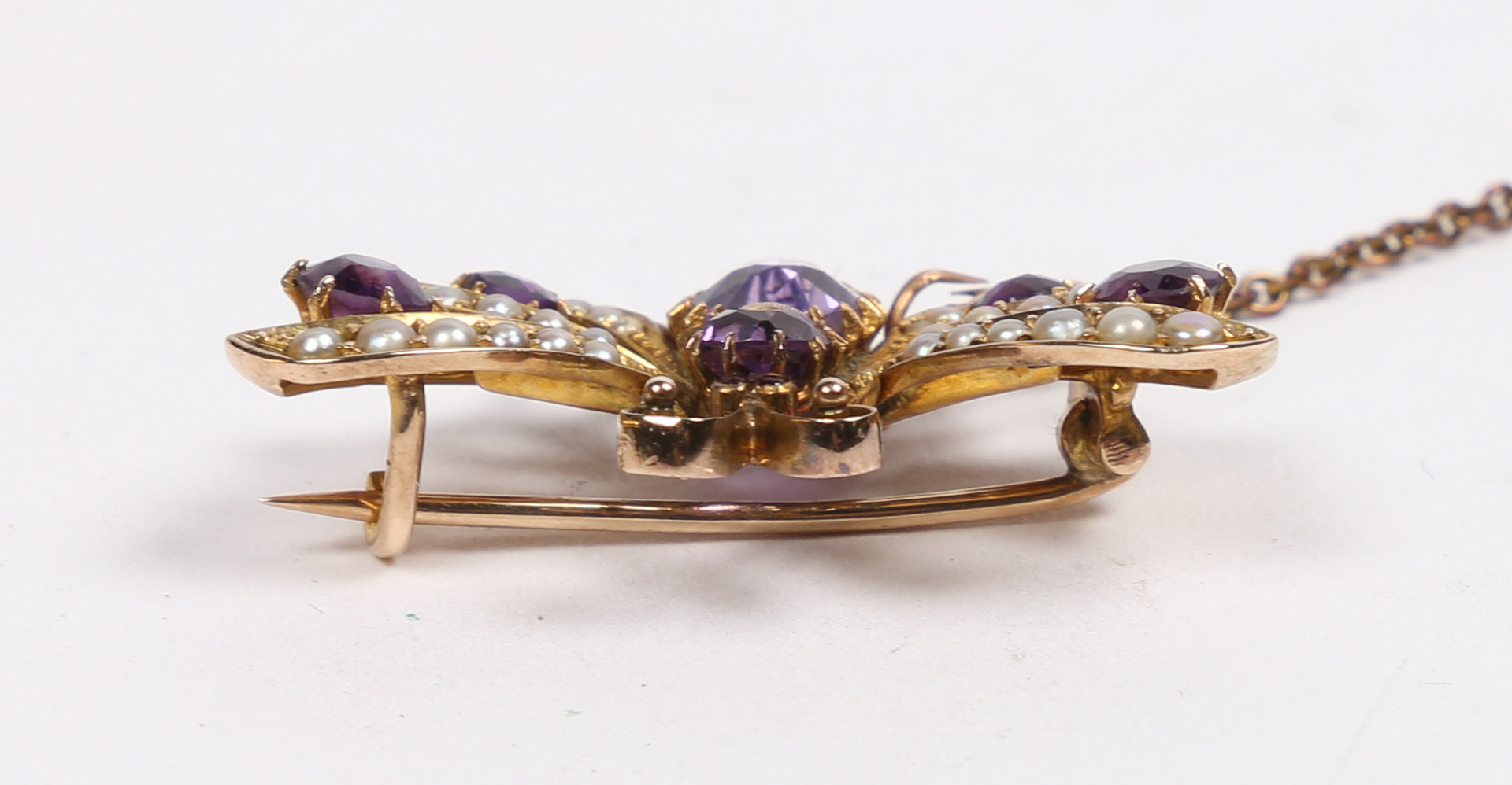 A 9 CARAT GOLD, AMETHYST AND SEED PEARL BUTTERFLY BROOCH. - Bild 7 aus 8