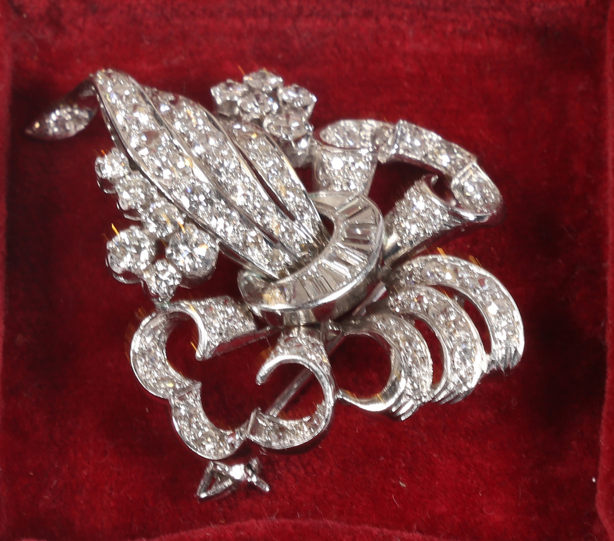 A WHITE METAL AND DIAMOND BROOCH. - Bild 4 aus 6