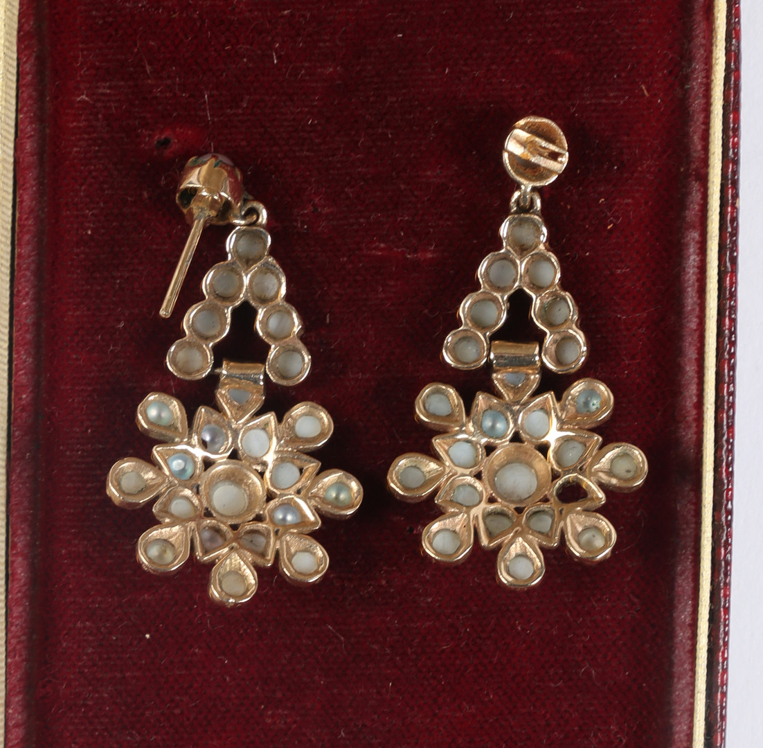 A PAIR OF YELLOW METAL AND PEARL EARRINGS. - Image 5 of 7