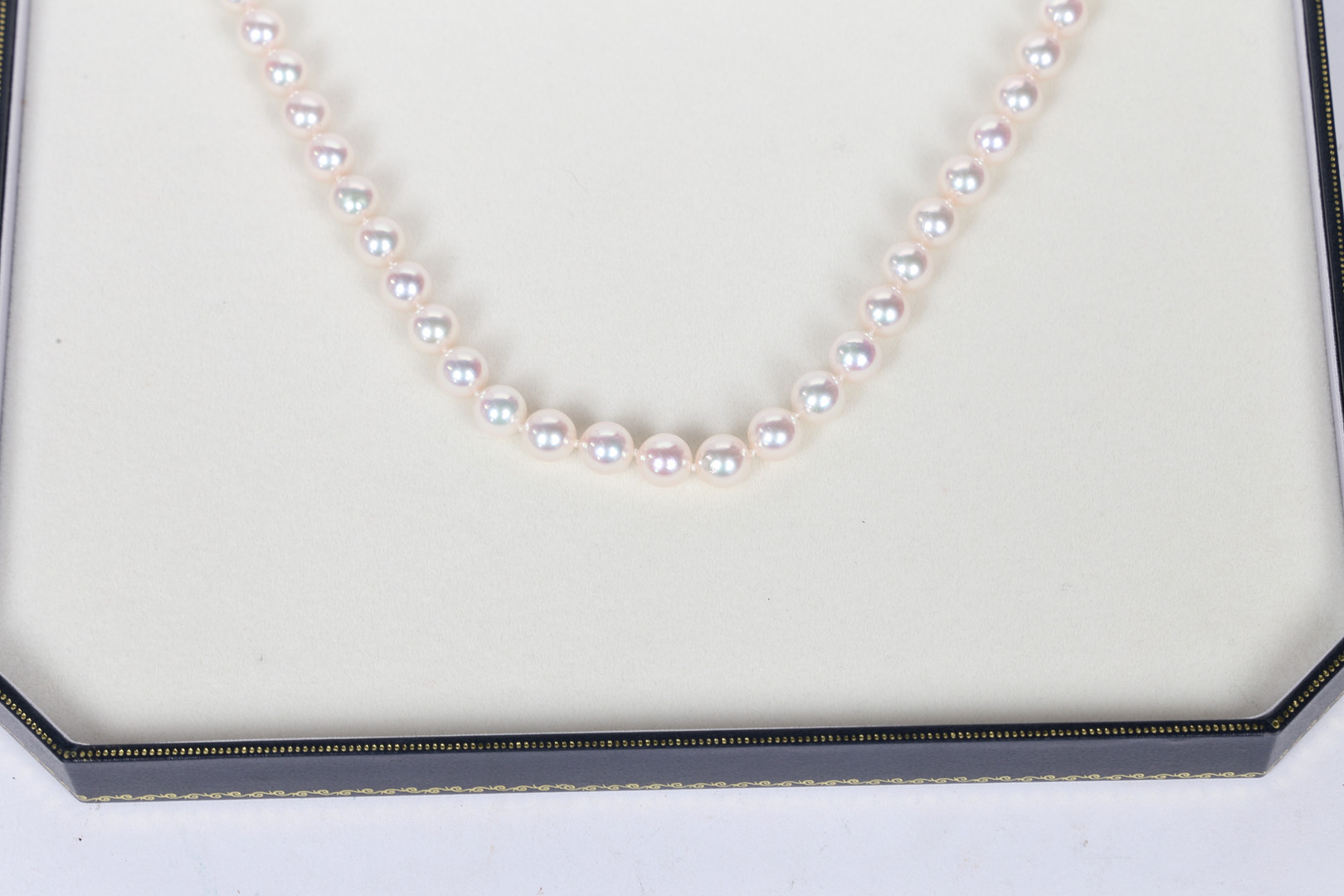 A SINGLE STRAND PEARL NECKLACE. - Bild 6 aus 6