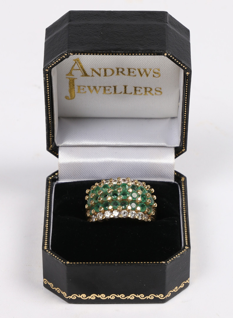 AN 18 CARAT GOLD, EMERALD AND DIAMOND RING. - Bild 7 aus 7