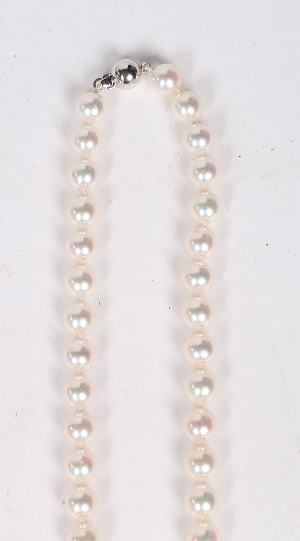 A SINGLE STRAND PEARL NECKLACE. - Bild 2 aus 6