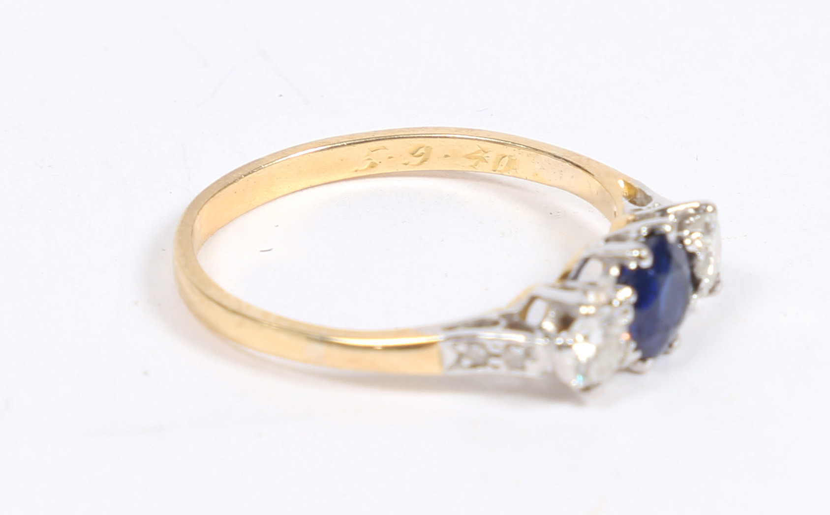 A YELLOW METAL, SAPPHIRE AND DIAMOND RING. - Bild 3 aus 3