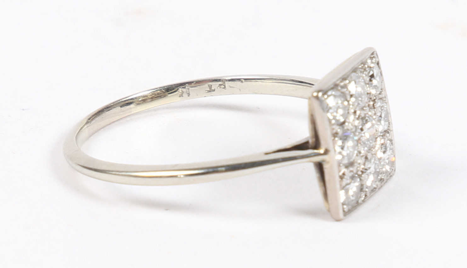 A PLATINUM AND DIAMOND RING. - Image 3 of 6