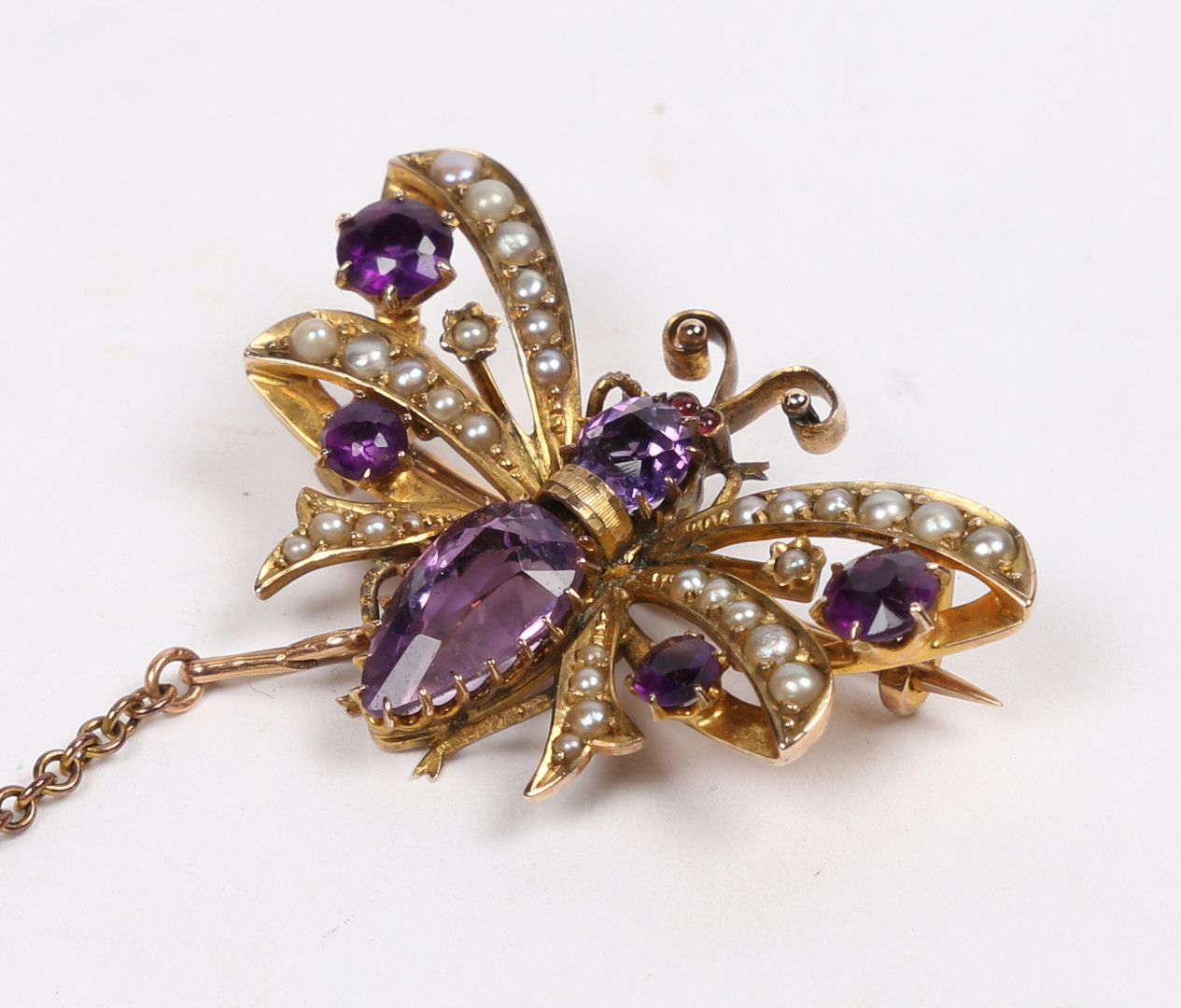 A 9 CARAT GOLD, AMETHYST AND SEED PEARL BUTTERFLY BROOCH. - Bild 5 aus 8