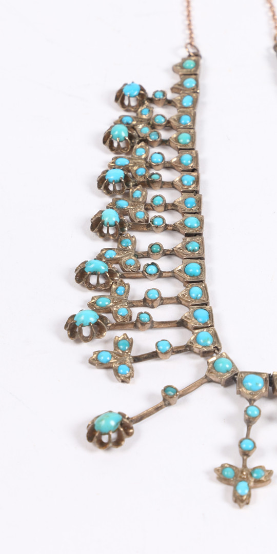 A WHITE METAL AND TURQUOISE NECKLACE. - Bild 7 aus 8