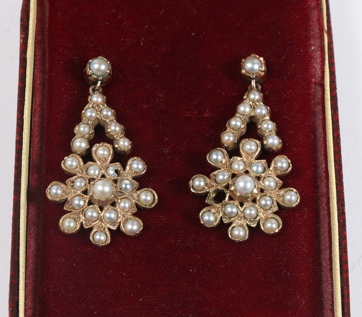 A PAIR OF YELLOW METAL AND PEARL EARRINGS. - Image 2 of 7