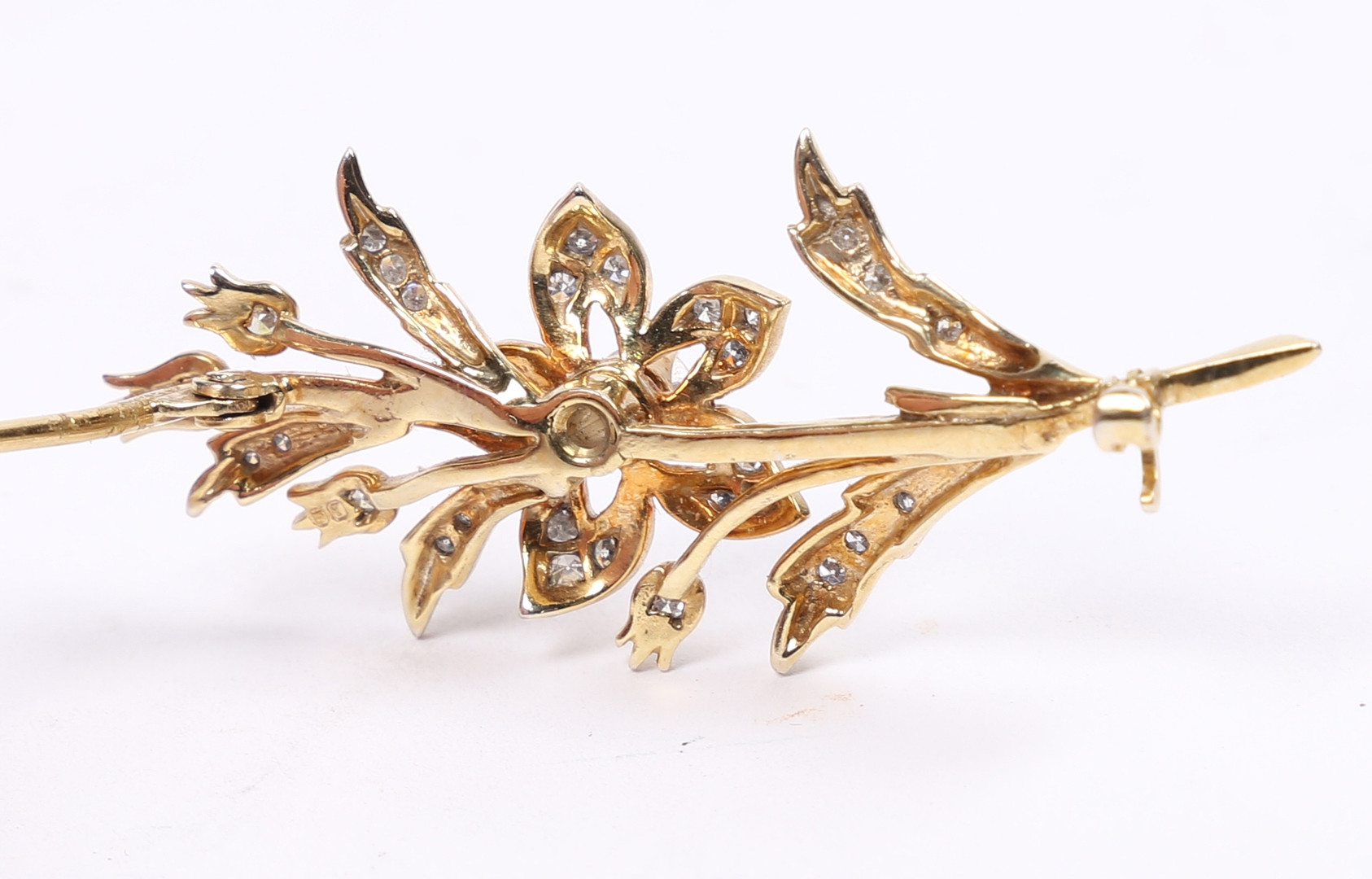 AN 18 CARAT GOLD AND DIAMOND BROOCH. - Image 5 of 5