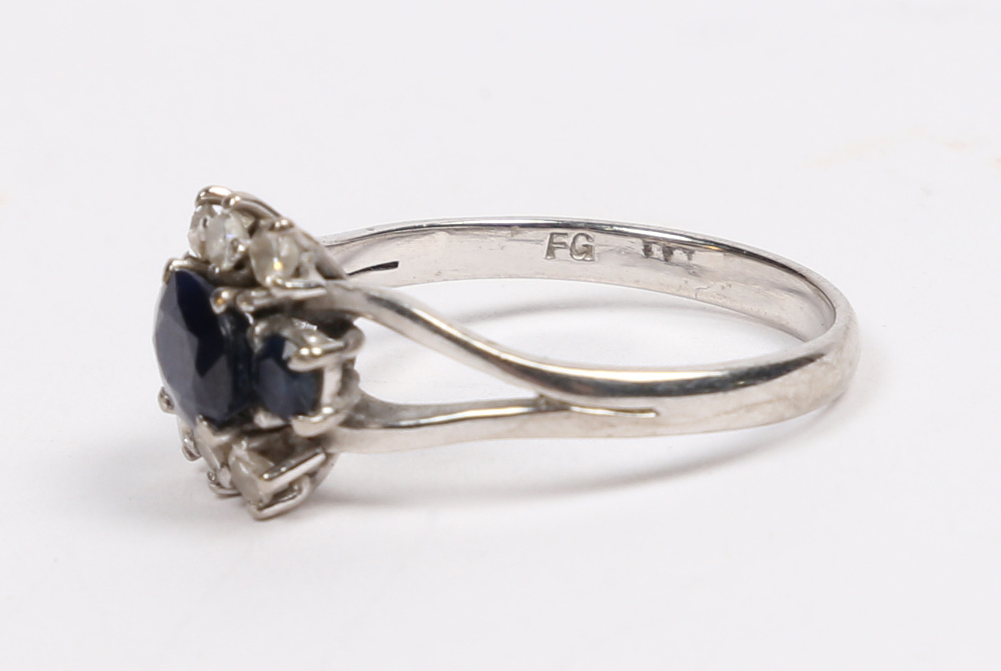 AN 18 CARAT WHITE GOLD SAPPHIRE AND DIAMOND RING. - Image 2 of 6