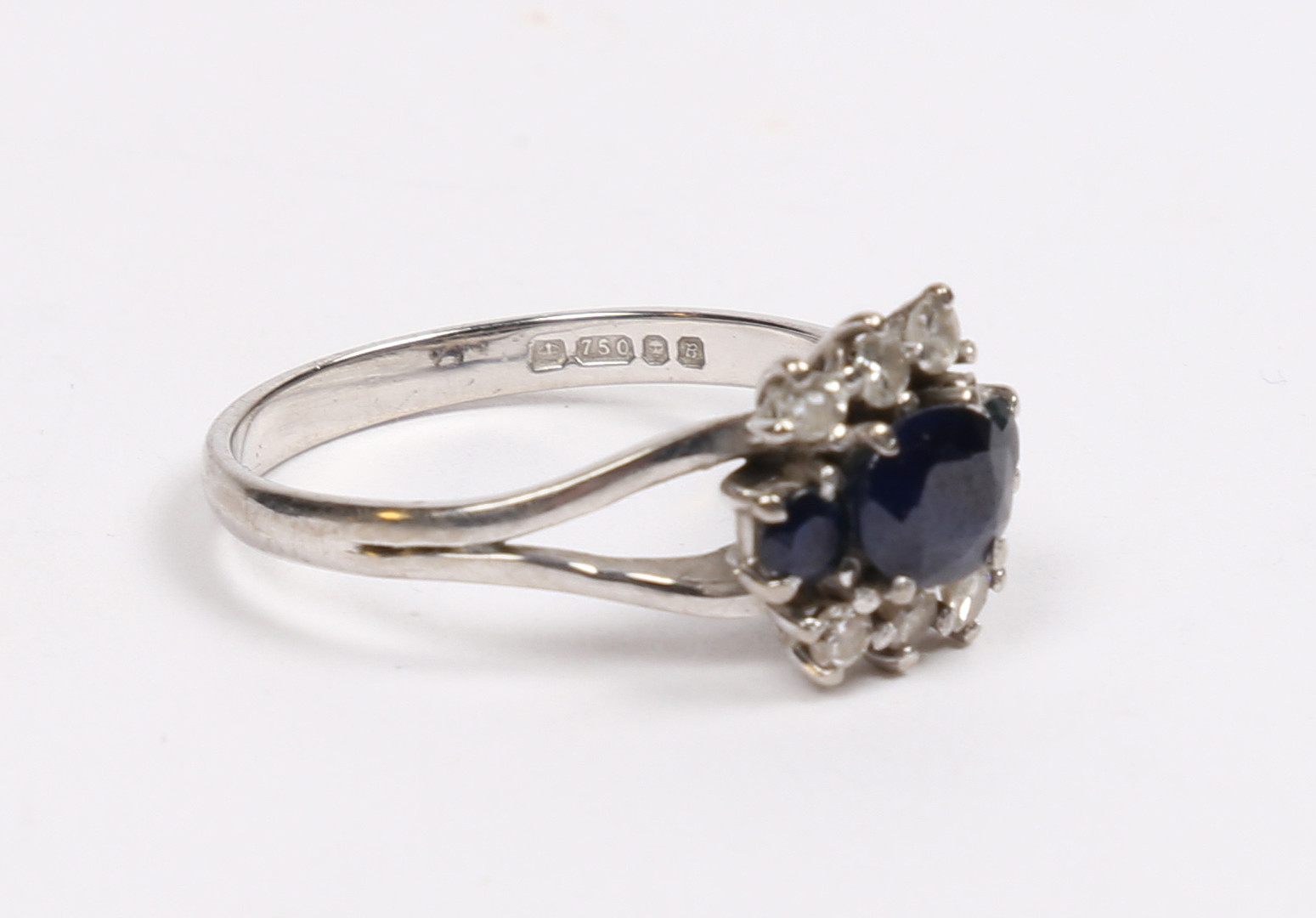 AN 18 CARAT WHITE GOLD SAPPHIRE AND DIAMOND RING. - Image 5 of 6