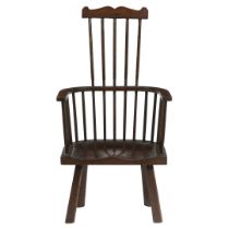 AN 18TH CENTURY STYLE ENGLISH COMB BACK WINDSOR ARMCHAIR.