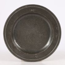 AN EARLY 18TH CENTURY PEWTER MULTI-REEDED DISH, LEICESTERSHIRE, CIRCA 1710.
