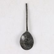 A 17TH CENTURY PEWTER SLIP-TOP SPOON, ENGLISH.