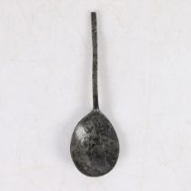 A 17TH CENTURY PEWTER SLIP-TOP SPOON, ENGLISH.