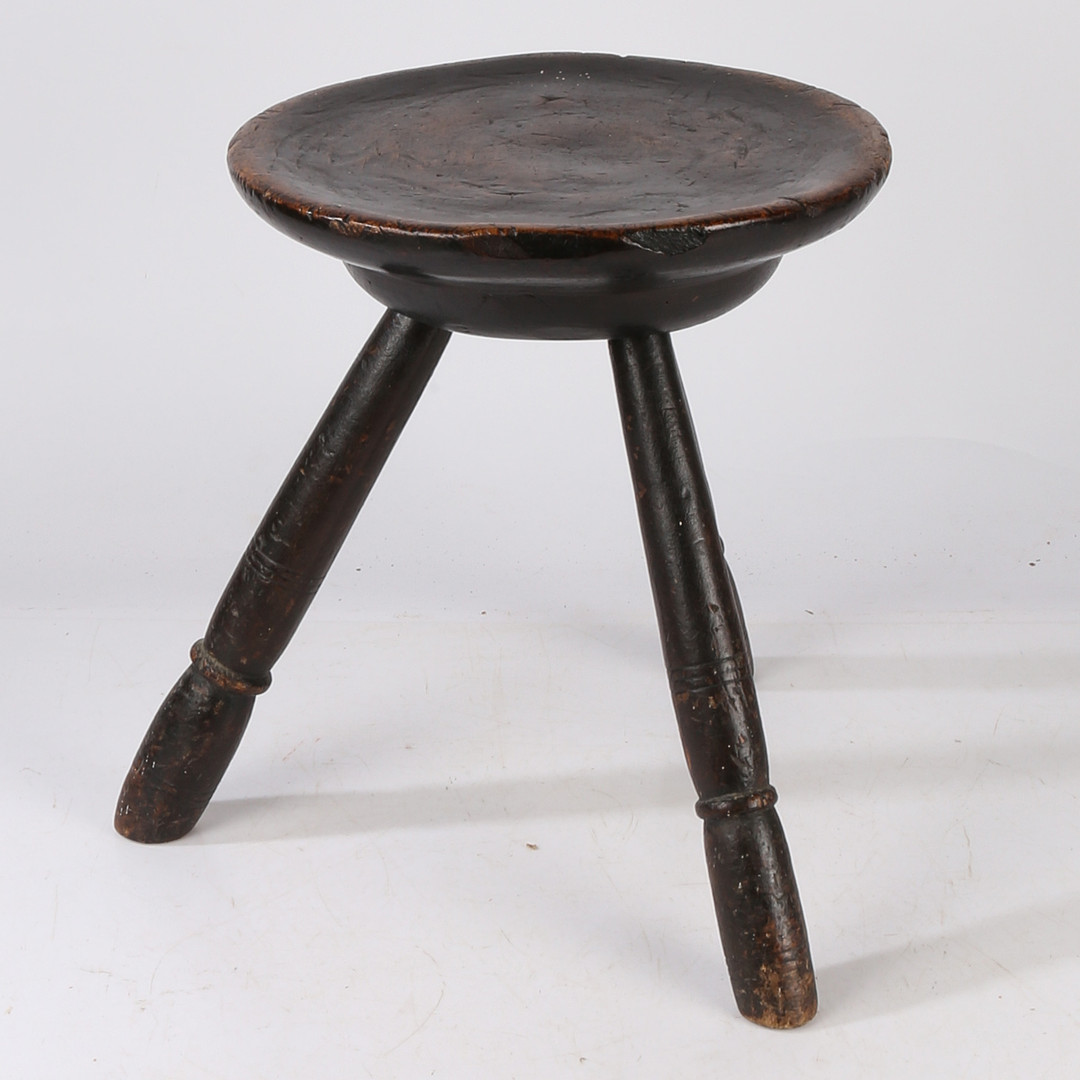 A GEORGE III STAINED BEECH MILKING STOOL, WELSH OR ENGLISH, CIRCA 1820.
