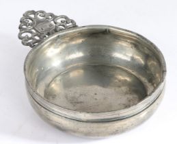 A WILLIAM & MARY/QUEEN ANNE PEWTER PORRINGER, ATTRIBUTED TO THE WEST COUNTRY, CIRCA 1700-10.