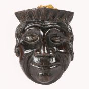 A 15TH/16TH CENTURY CARVED OAK MASK MOUNT, ENGLISH.