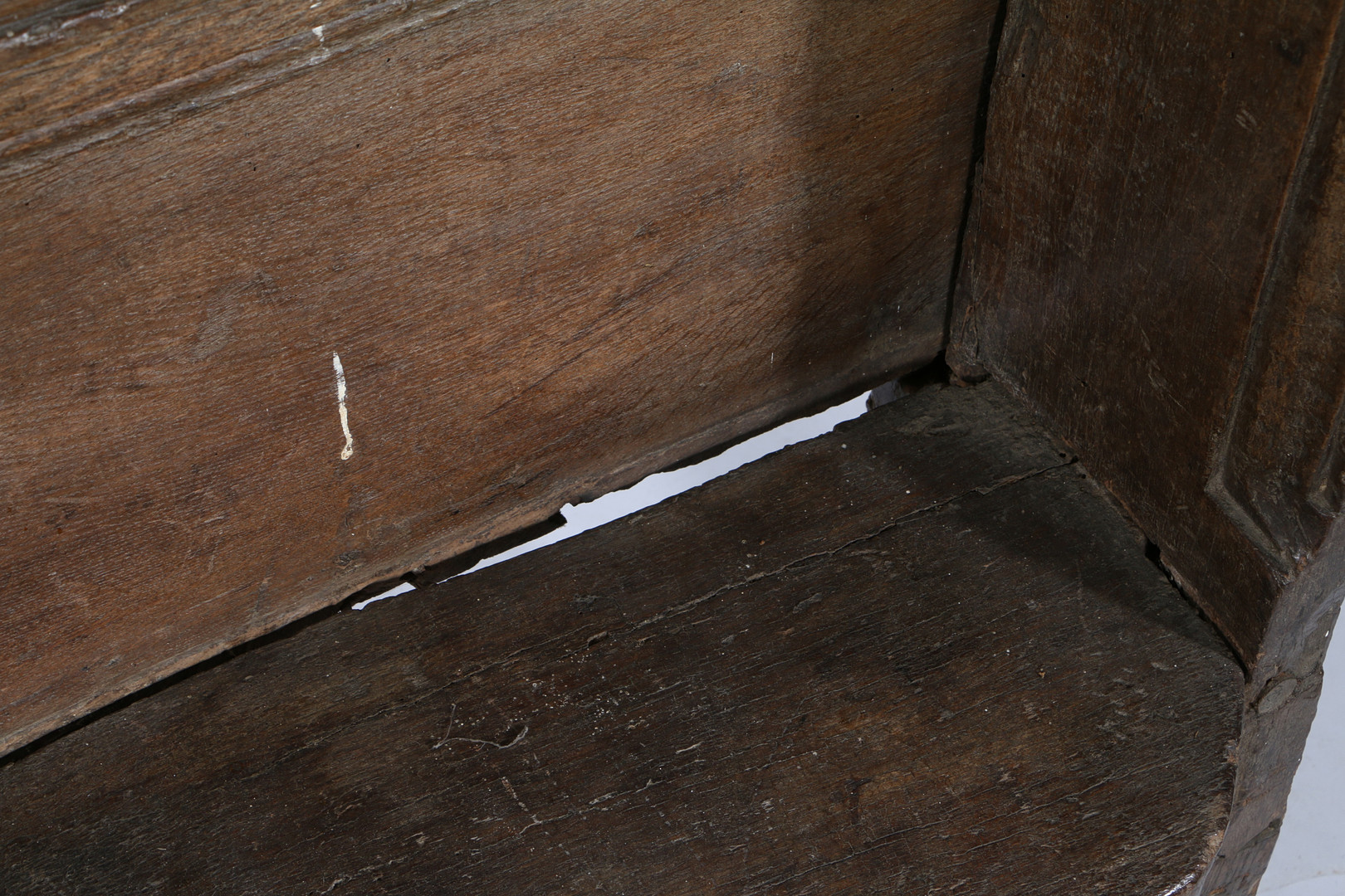 A MEDIEVAL OAK BENCH OR PEW CIRCA 14TH CENTURY, ENGLISH - Image 5 of 8