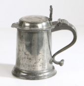 A WILLIAM & MARY PEWTER FLAT-LID TANKARD, ATTRIBUTED TO CHRISTOPHER BANCKES, BEWDLEY/WIGAN, CIRCA 17