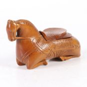 AN EARLY 18TH CENTURY CARVED SNUFF BOX IN THE FORM OF A HORSE.
