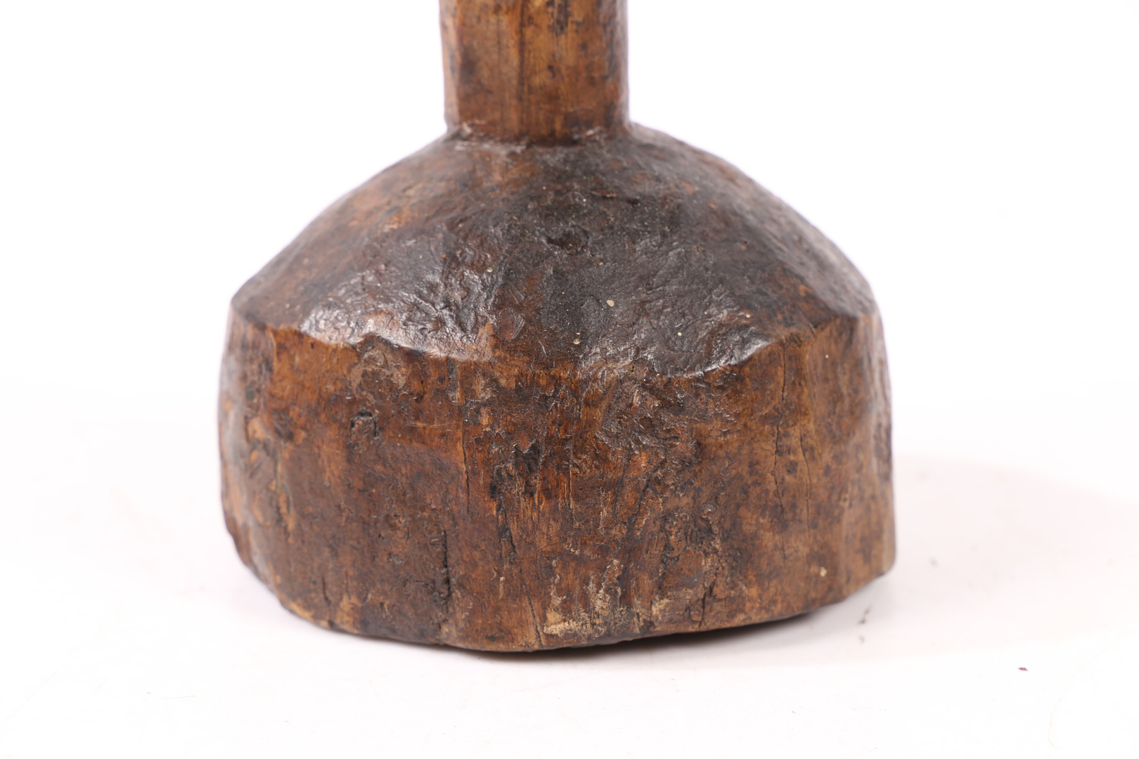 A WROUGHT-IRON AND TIMBER OIL-TYPE LAMP. - Image 4 of 8