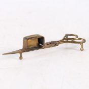 AN EARLY 19TH CENTURY CAST BRASS CANDLE-SNUFFER, ENGLISH.