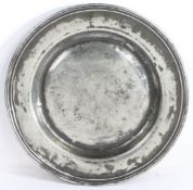 AN EARLY 18TH CENTURY PEWTER MULTIPLE-REED PLATE, ENGLISH, CIRCA 1700-20.