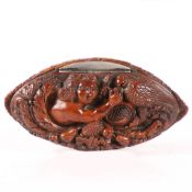 A LATE 18TH CENTURY FRENCH COQUILLA NUT SNUFF BOX.