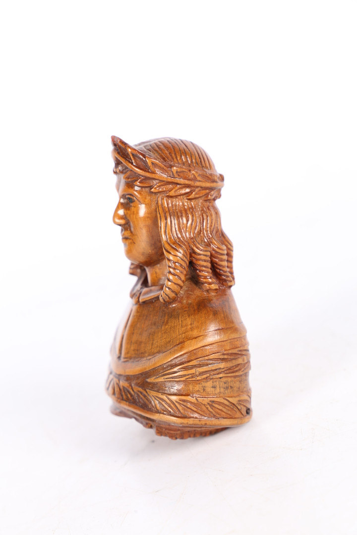 AN EARLY 19TH CENTURY BOXWOOD SNUFF BOX BUST OF THE YOUNG NAPOLEON CROWNED EMPEROR. - Image 4 of 8