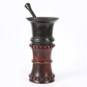 A LATE 17TH CENTURY BRONZE MORTAR AND PESTEL, ENGLISH, WITH ELM STAND.