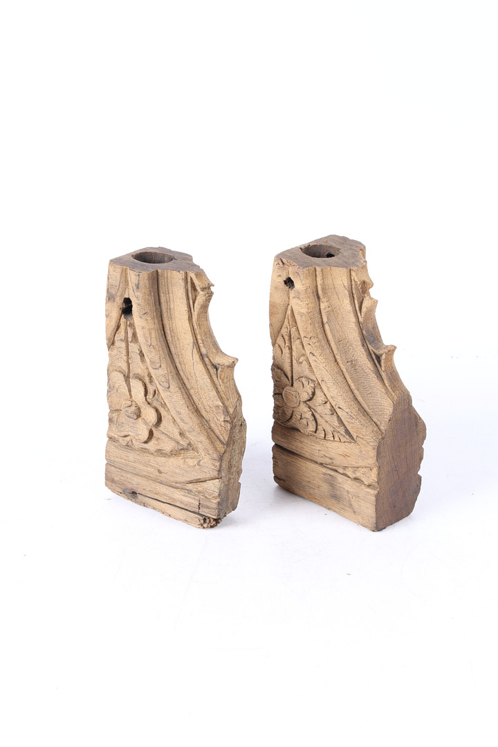 A PAIR OF 15TH CENTURY ENGLISH CARVED OAK CORNER SPANDRELS. - Image 4 of 7