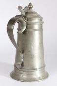 A RARE QUEEN ANNE PEWTER 'TRANSITIONAL' FLAGON, CIRCA 1705.