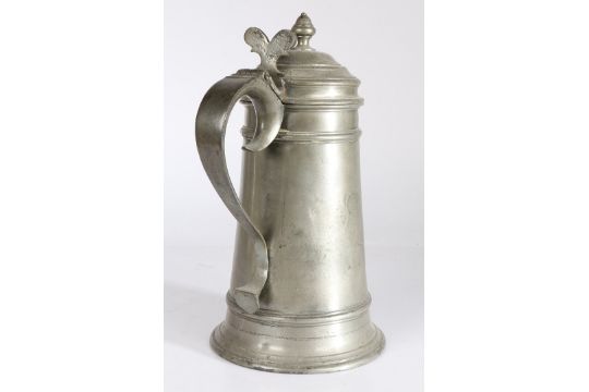 A RARE QUEEN ANNE PEWTER 'TRANSITIONAL' FLAGON, CIRCA 1705. - Image 1 of 5