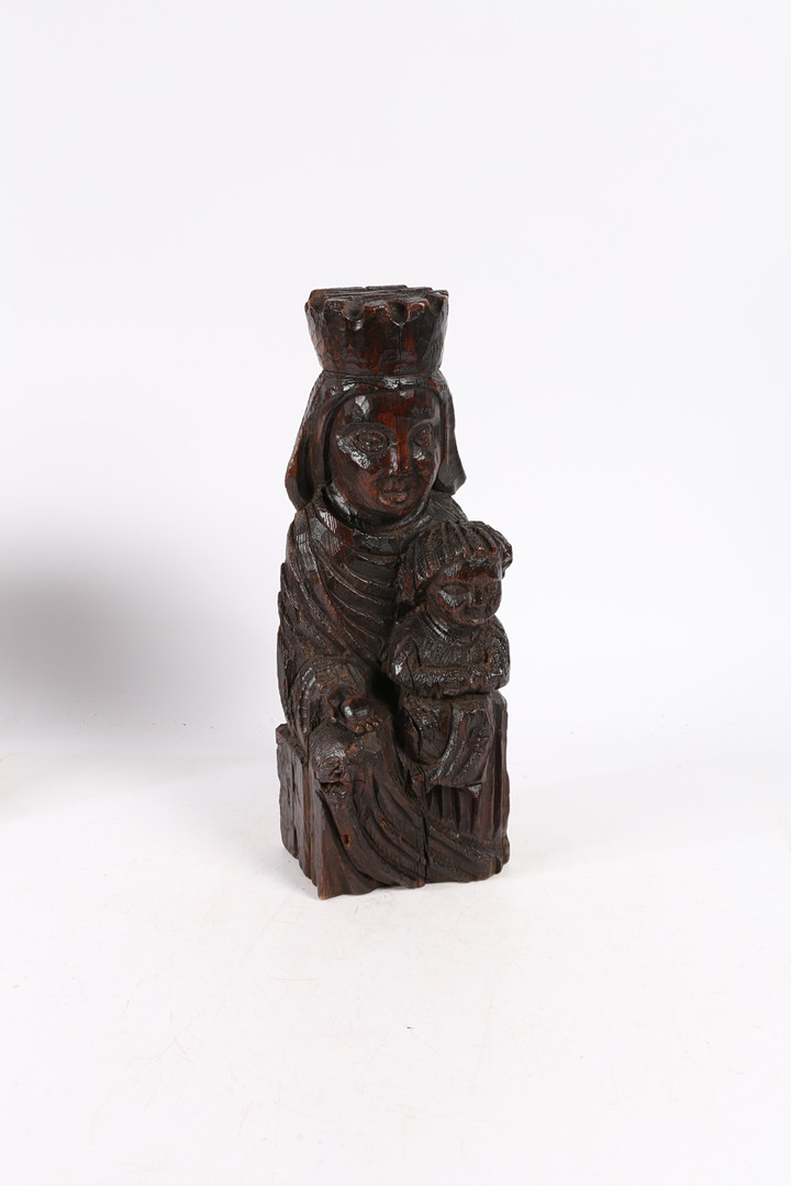 A 17TH/18TH CENTURY PINE FIGURAL CARVING, THE 'VIRGIN & CHILD ENTHRONED'. - Image 2 of 8