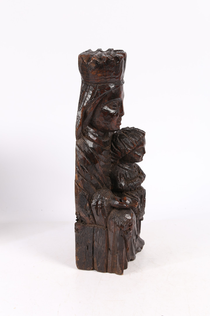 A 17TH/18TH CENTURY PINE FIGURAL CARVING, THE 'VIRGIN & CHILD ENTHRONED'. - Image 8 of 8