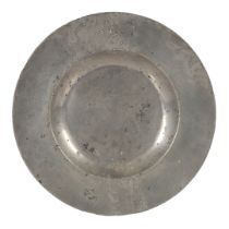 A CHARLES II PEWTER BROAD RIM PLATE, CIRCA 1680.