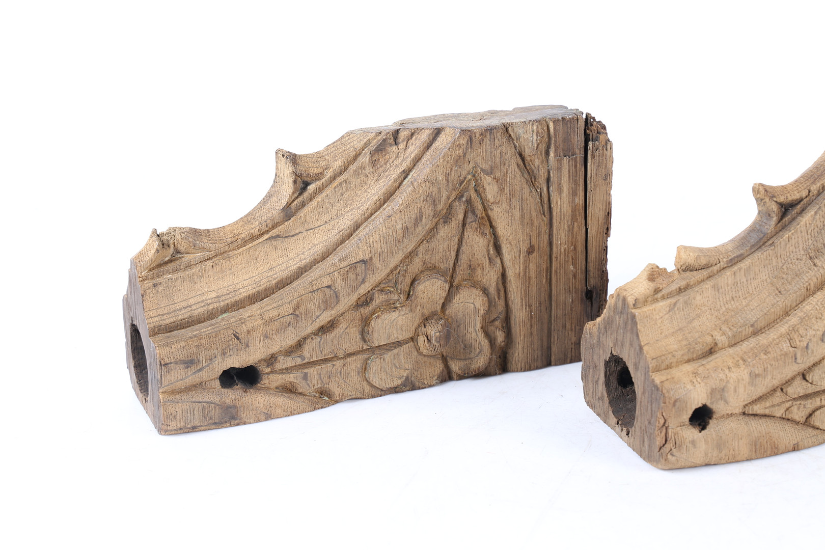 A PAIR OF 15TH CENTURY ENGLISH CARVED OAK CORNER SPANDRELS. - Image 2 of 7