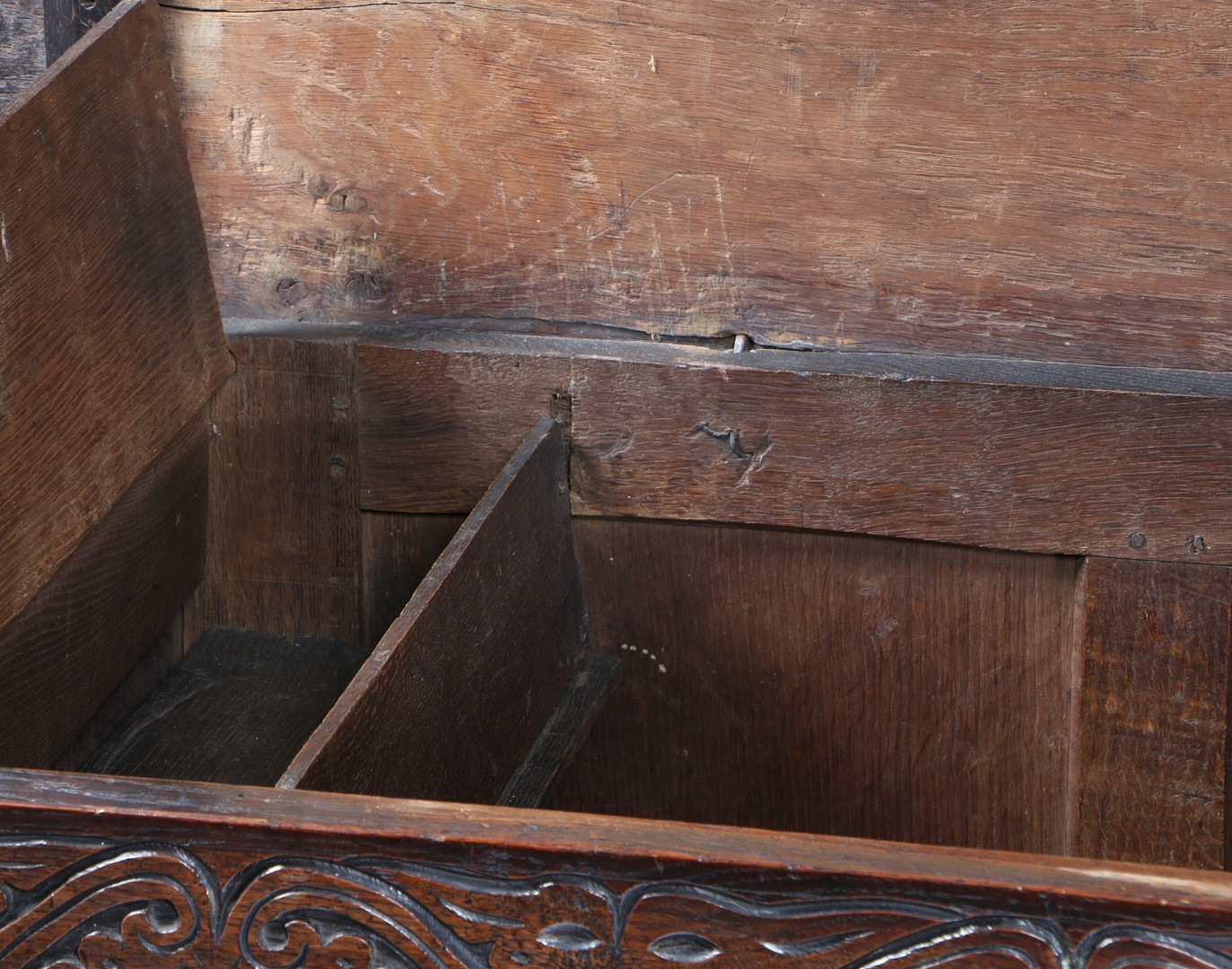 A CHARLES II OAK COFFER, WEST COUNTRY. CIRCA 1670. - Image 2 of 4