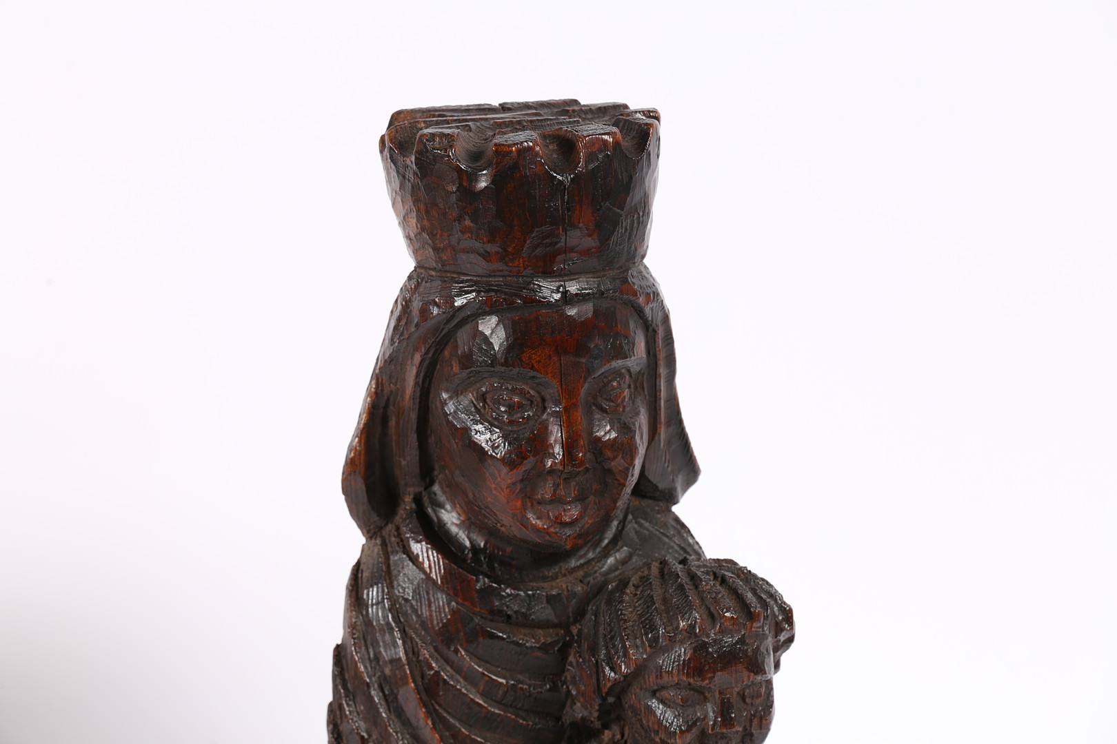 A 17TH/18TH CENTURY PINE FIGURAL CARVING, THE 'VIRGIN & CHILD ENTHRONED'. - Image 3 of 8