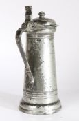 A GOOD JAMES I PEWTER FLAGON, CIRCA 1610-20.